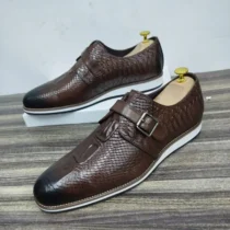 Derby homme pointure 40 à 45 de couleur marron en cuir avec des motifs croco