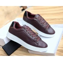 Sneakers homme Boss, modèle en, cuir marron, semelle blanche.