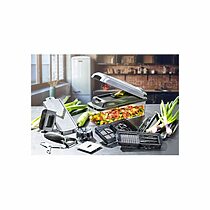 Mise en scène de la mandoline en pleine utilisation avec fruits et légumes variés