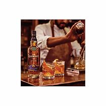 Verre de dégustation contenant le Glenlivet 18 Ans, sa robe dorée reflétant la lumière