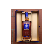 Mise en scène du Label 5 18 ans avec étui et accessoires de dégustation