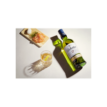 Mise en scène du Ballantine’s 17 ans avec étui et accessoires de dégustation