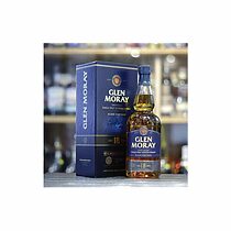 Verre à dégustation (Glencairn) rempli de whisky Glen Moray 18 ans, d'une couleur ambrée et riche