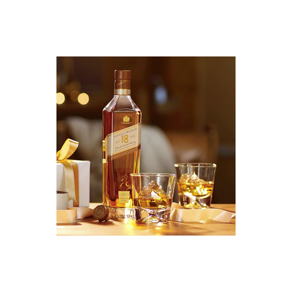 Gros plan sur l'étiquette Johnnie Walker 18 ans, soulignant le vieillissement et la mention 'Blended Scotch Whisky