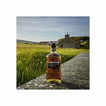 Gros plan sur l'étiquette du Highland Park, soulignant le vieillissement de 18 ans et la marque primé