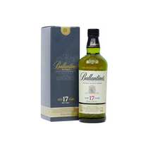 Mise en scène du Ballantine’s 17 ans avec étui et accessoires de dégustation