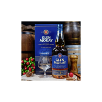 Verre à dégustation (Glencairn) rempli de whisky Glen Moray 18 ans, d'une couleur ambrée et riche