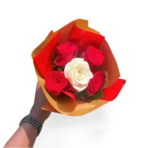 Bouquet_de_5_roses_naturelles