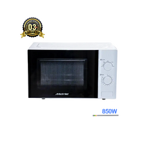 Micro-onde MEWE MWCK-MO03W posé sur un plan de travail avec plat à l’intérieur