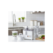 Vue rapprochée des lames en acier inoxydable et du bol transparent